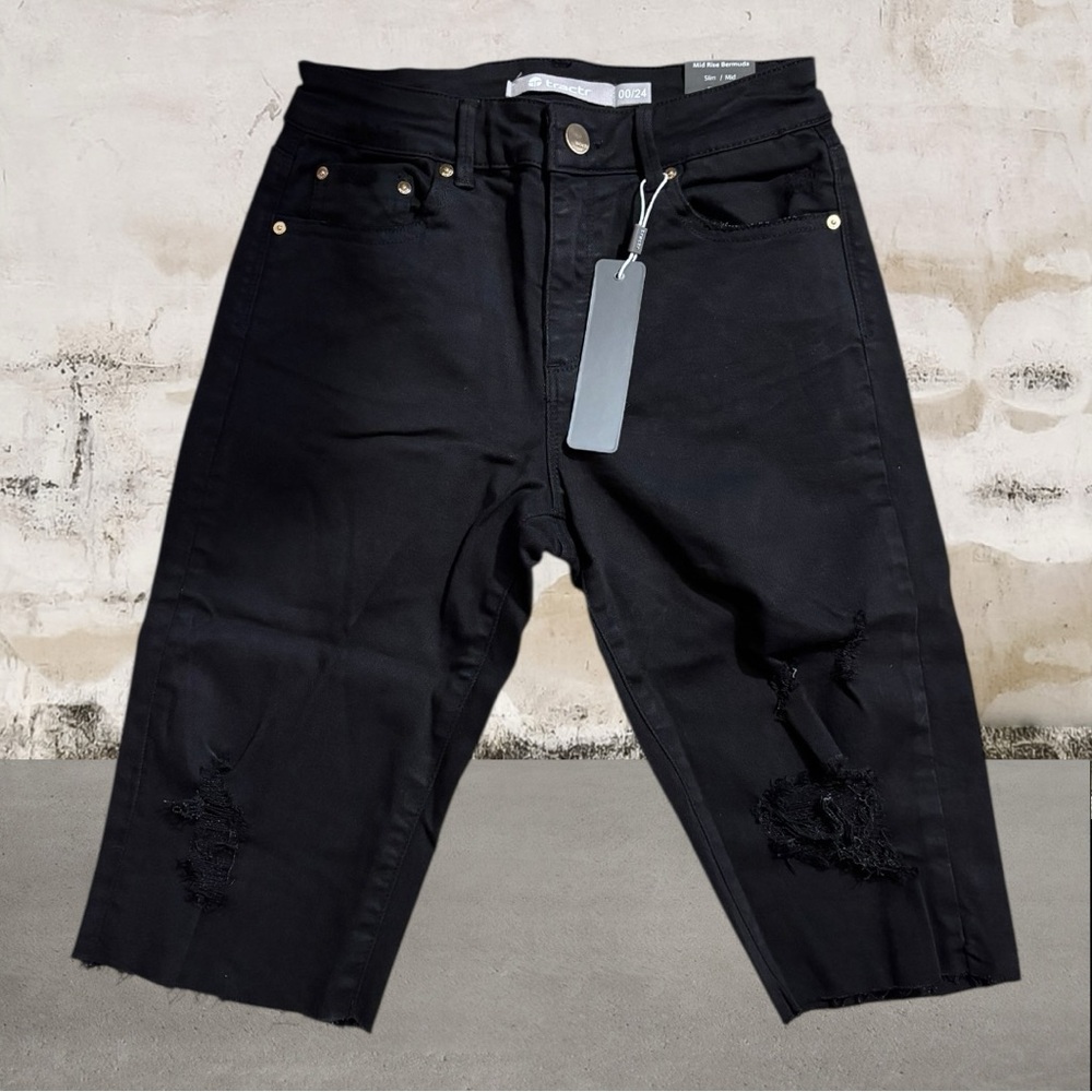 Tractr NWT Women's Black Mid Rise Bermuda Shorts Size 24